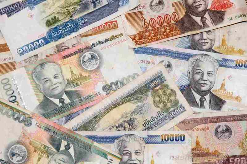 Năm 1952, tiền Lào chính thức được lưu hành tại quốc gia này